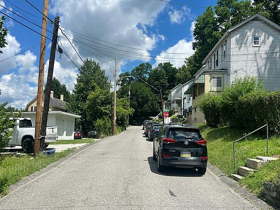 4th image of 642 Ridge Ave