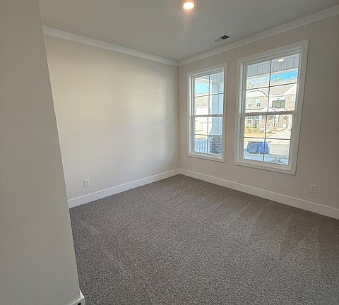 Downstairs bedroom w/ensuite bathroom