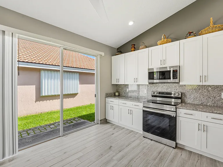 3198 SE Carrick Green Ct — Photo 5