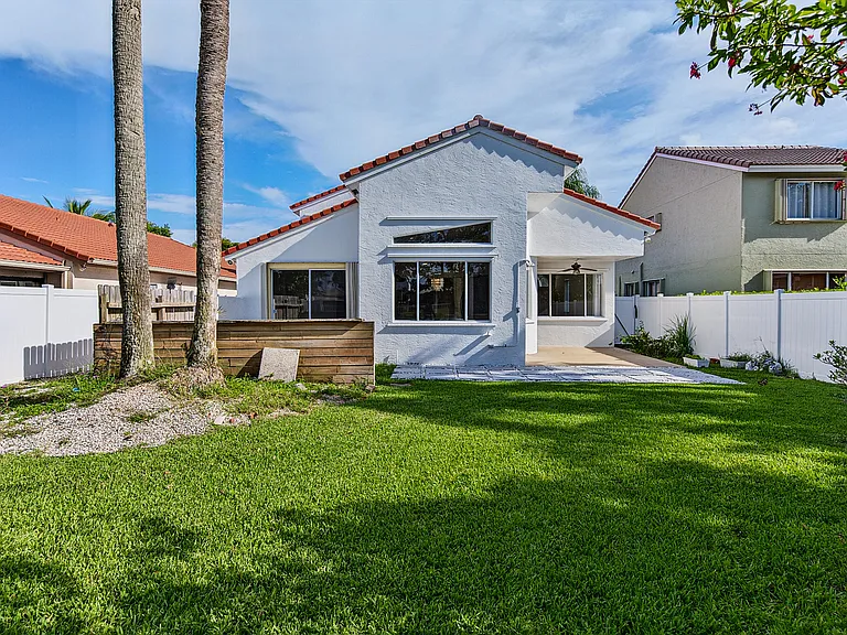 4583 NW 7th Pl — Photo 40