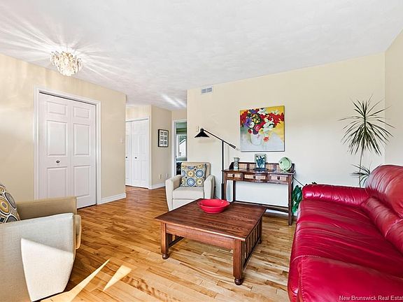 5th image of 310 Vanier St