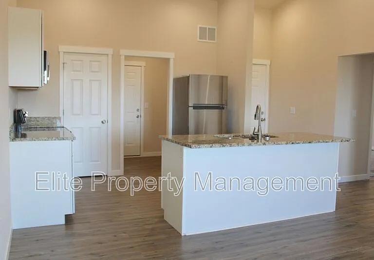 318 W Coral Dr — Photo 3