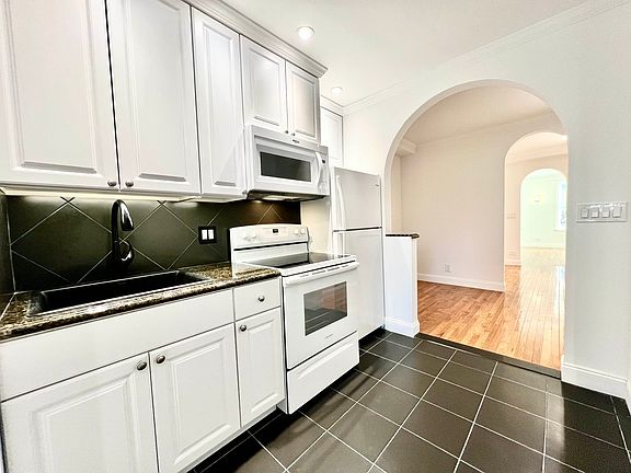 4th image of 187 Meserole St #3RR