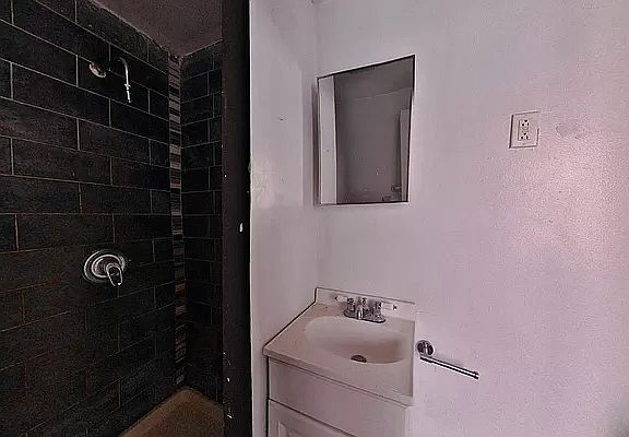 2nd image of 543 E 5th St APT 9