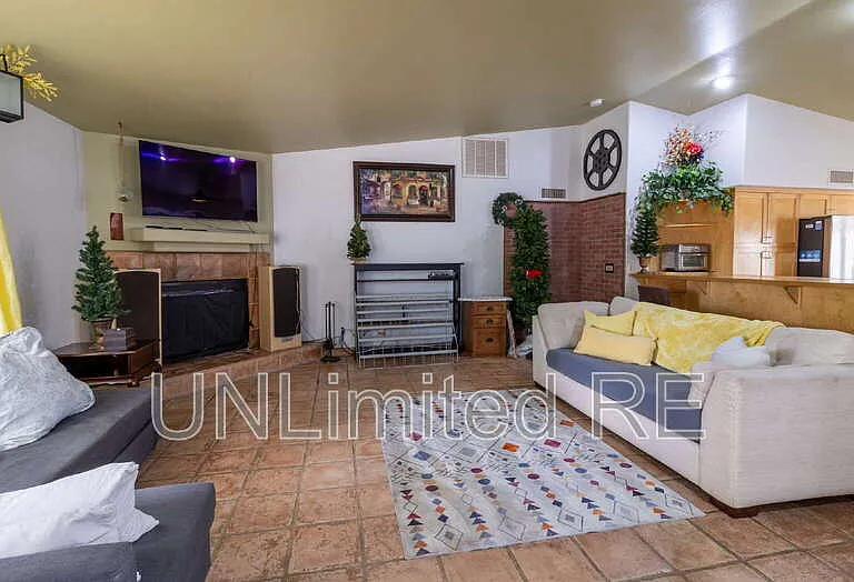 3565 N Manor Rd — Photo 3