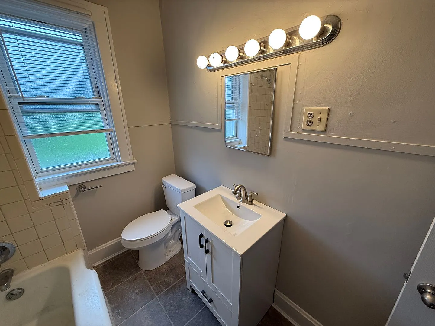 Beautifully Renovated 3 Bedroom/2 Bath - Half off First Month's Rent! — Photo 2