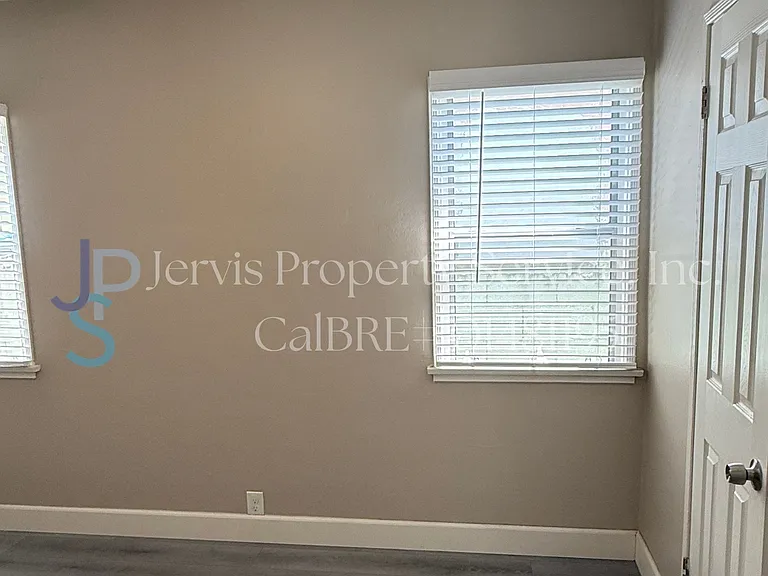 6017 Pine Ave #C — Photo 7
