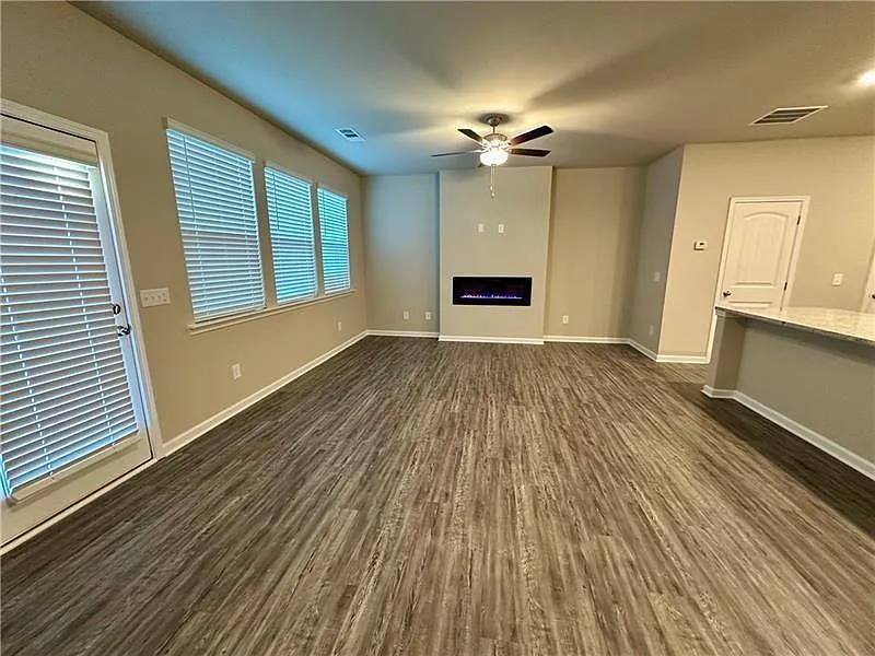 3 bed, 1800 sqft, $2,300 — Photo 2