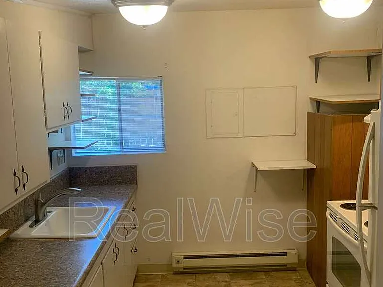 940 SE North St — Photo 7