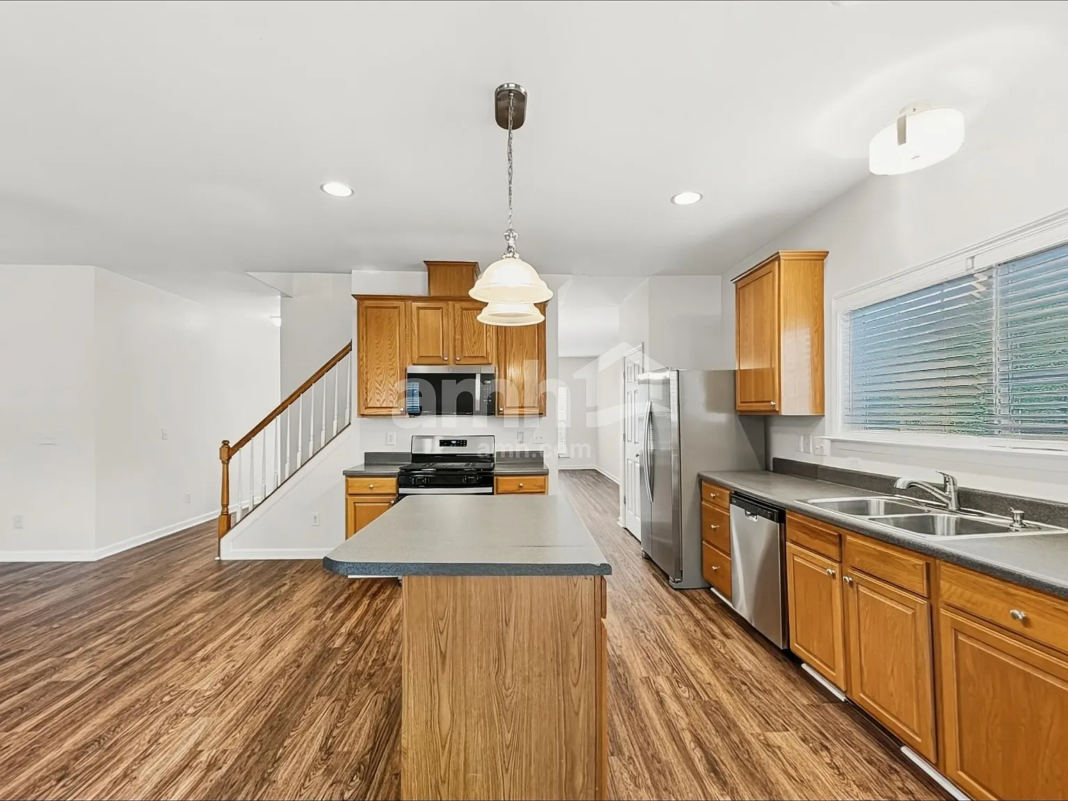 4 bed, 2.5 bath, 2800 sqft, $2,510 — Photo 3