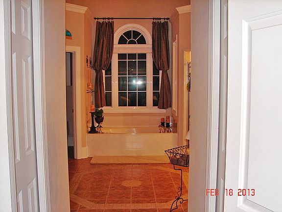 Luxurious master bath w