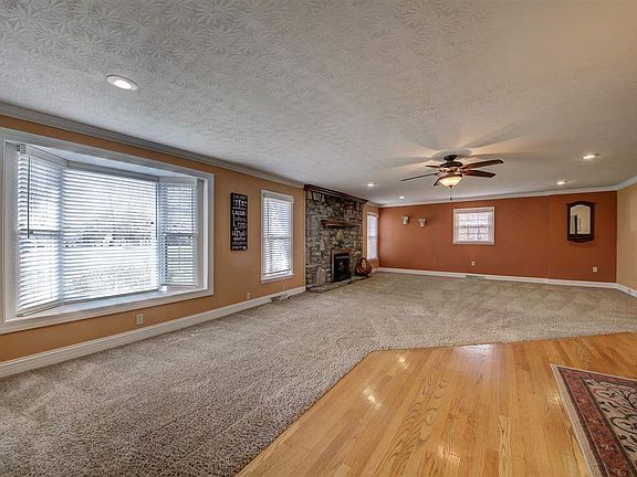 3rd image of 772 Marylou Dr