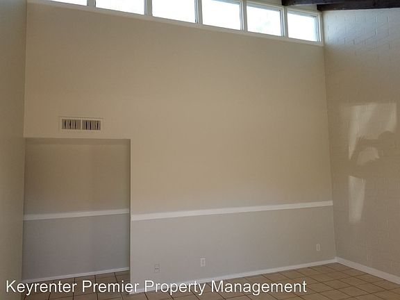 2nd image of 2512 E Paradise Ln