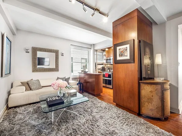 325 W 45th St APT 916, New York, NY 10036