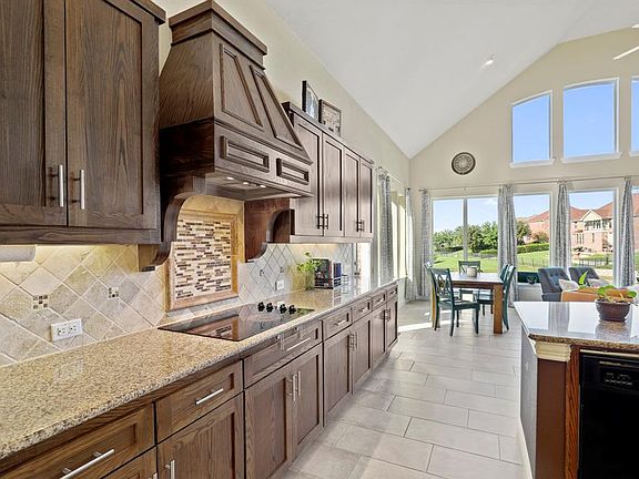 5th image of 2821 Fountain View Blvd