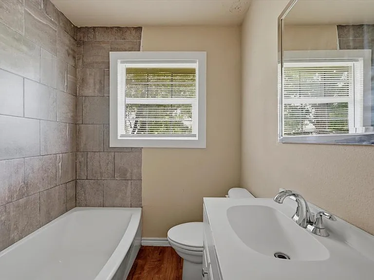 2112 W Bond St — Photo 15