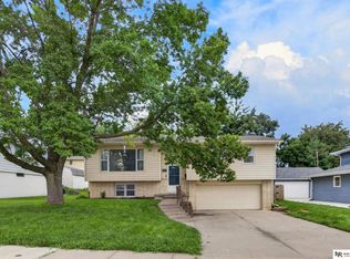 810 S Grandview Ave, Papillion, NE 68046