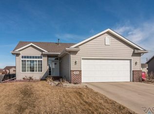 5816 W Oakcrest Dr, Sioux Falls, SD 57107