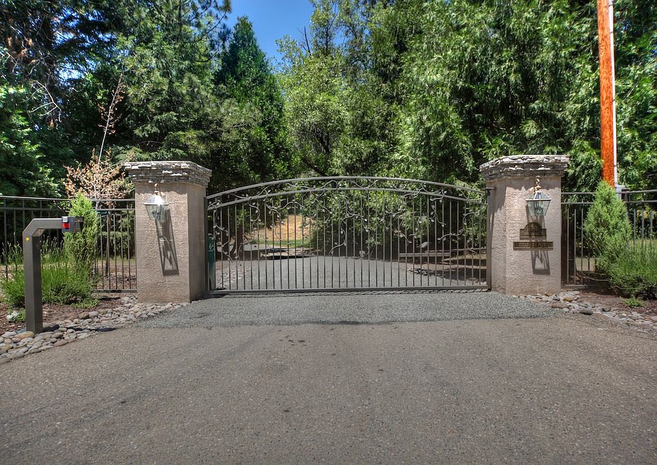 Gate