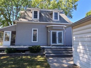 514 3rd St NW, Independence, IA 50644