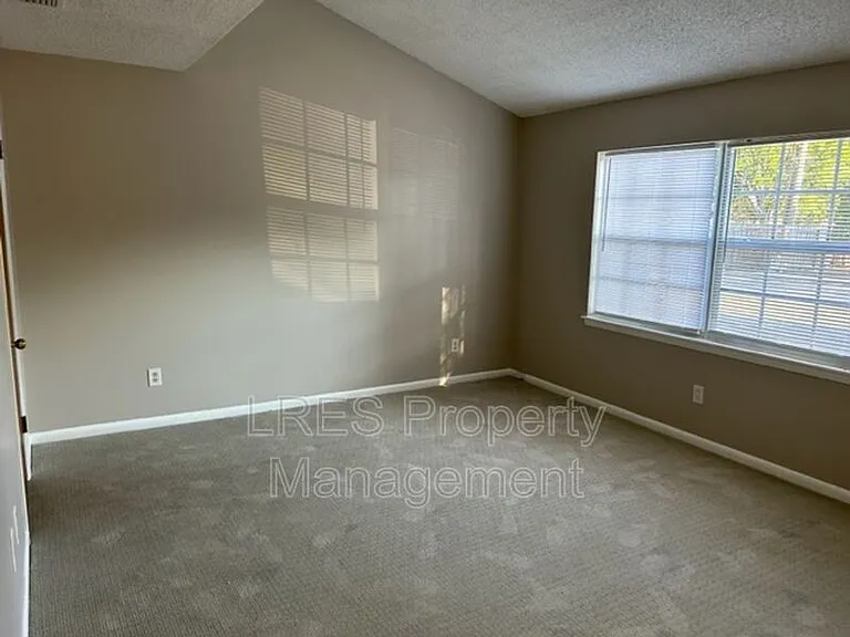 816 W 25th St — Photo 3