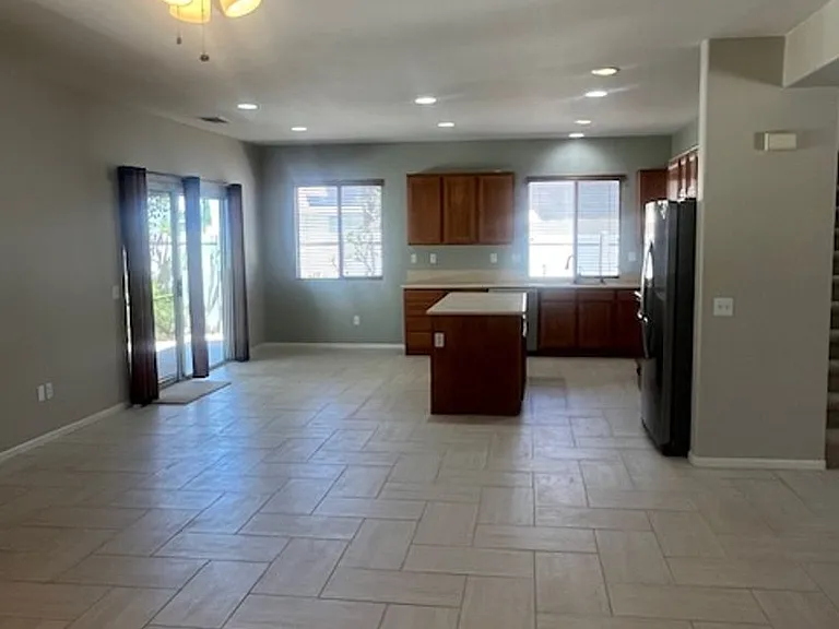 1443 Roadrunner Dr — Photo 7