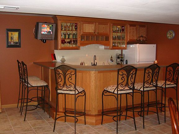 Finished basement w/wet bar & full bath