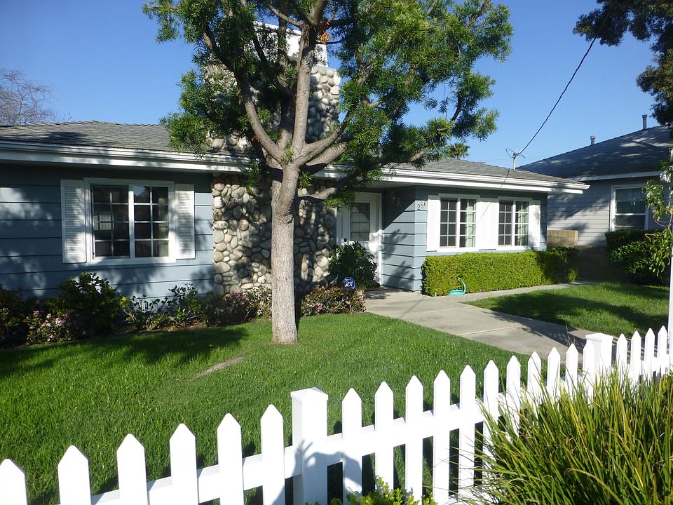 Front of house with fenced in front yard