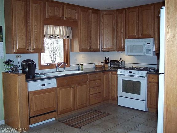 2nd image of 916 Woodlawn Ave