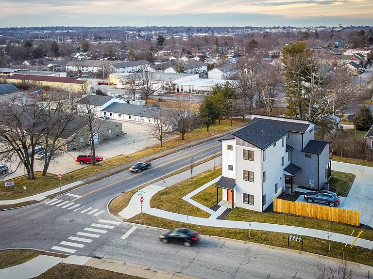 601 E Miller Dr — Photo 7
