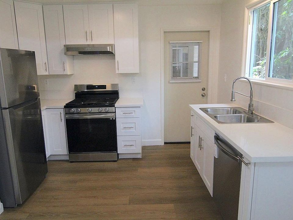 1st image of 835 Bay St #3