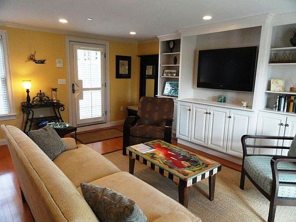 Hardwood floors, sunny &amp; bright