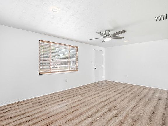 4th image of 2048 Hess Dr