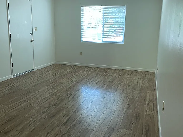 803 N Walnut St — Photo 3