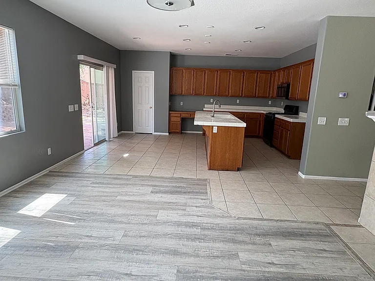 29187 Woodbine Ln — Photo 3