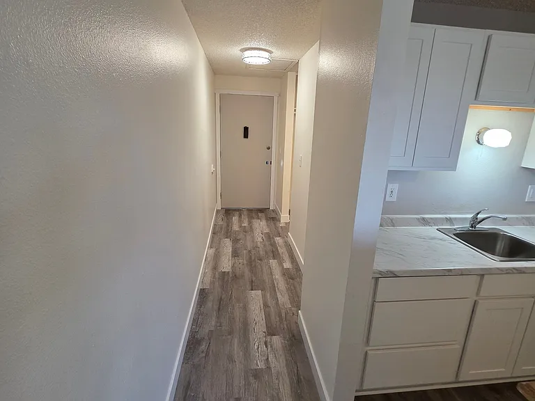 Nob Hill Apartments — Photo 9