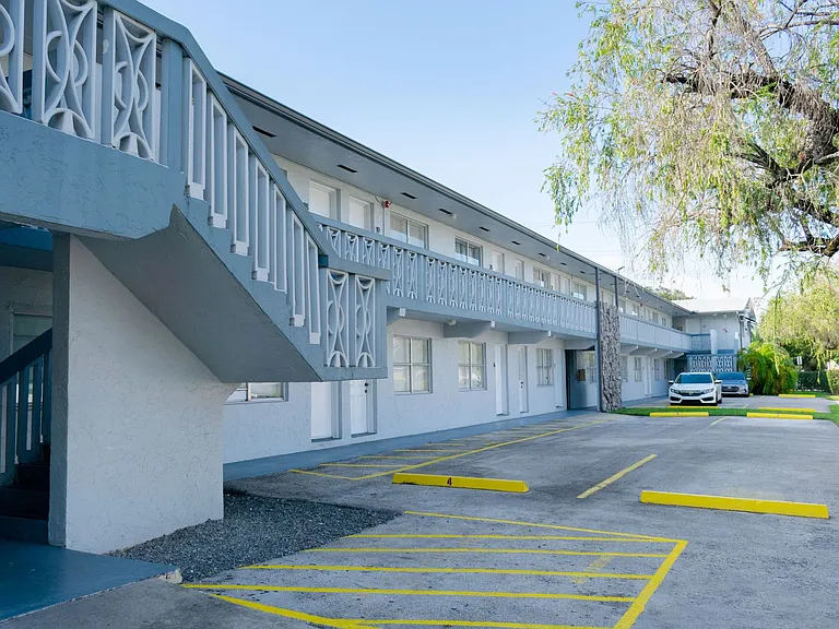 Airport Manor — Photo 18