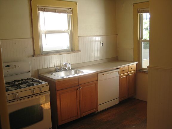 5th image of 106 Elm St