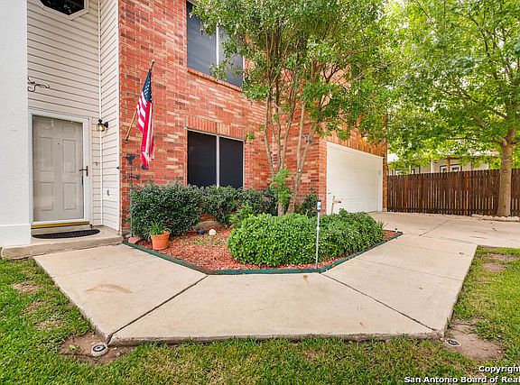 2nd image of 10206 Pelican Oak Dr