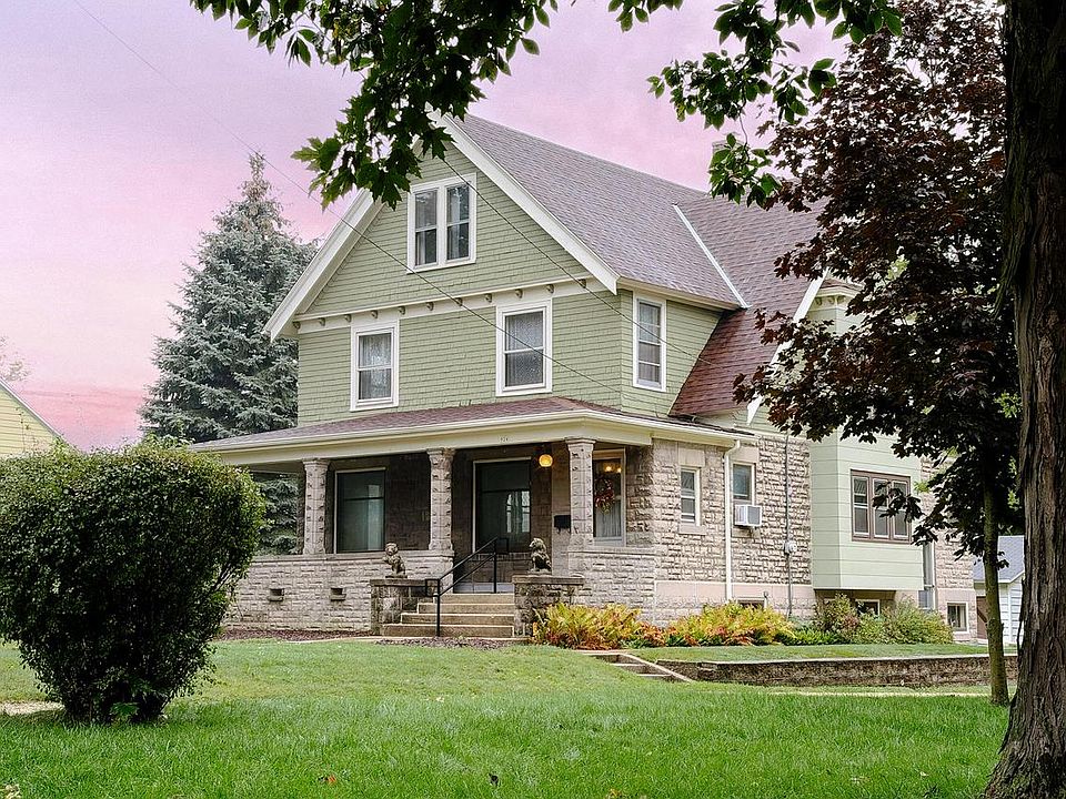 1st image of 924 W Grand AVENUE