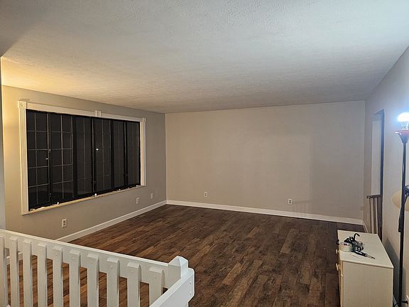 4th image of 124 N Hills Dr