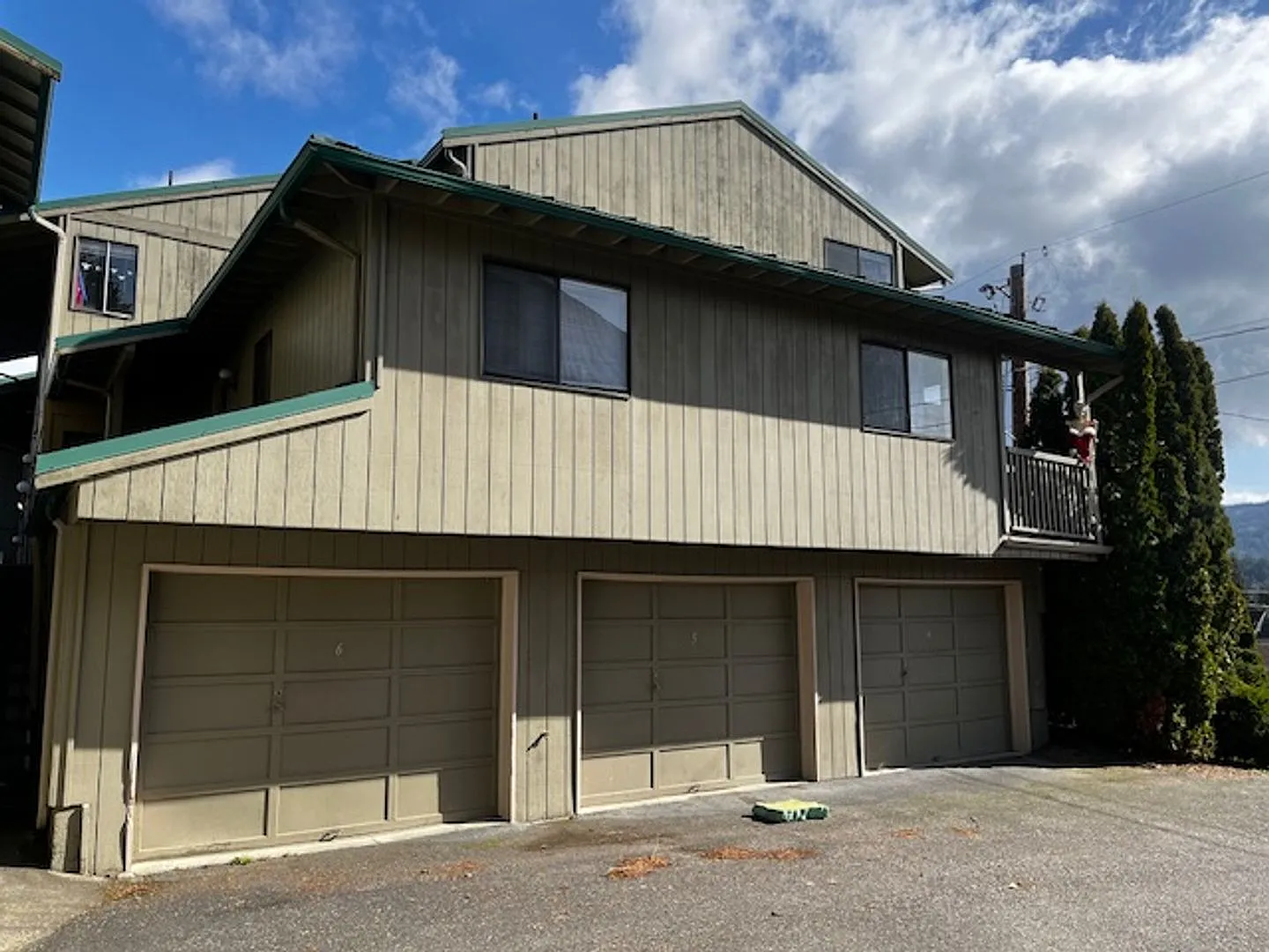 3 Bed Townhouse With Garage Near Wwu. Rent Special - 1/2 Month Off Rent If Lease Signed By 8/31 — Photo 2