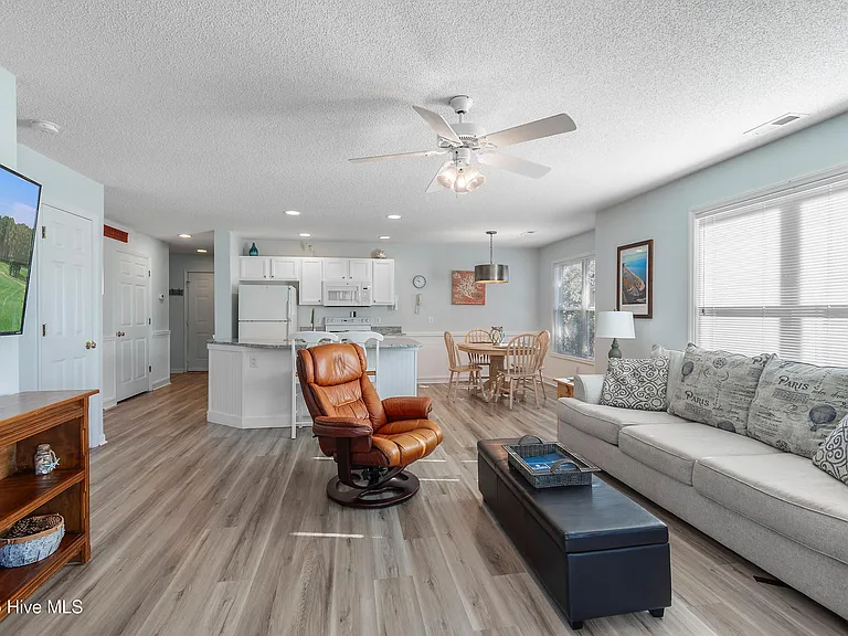 3350 Club Villas Dr #101 — Photo 20