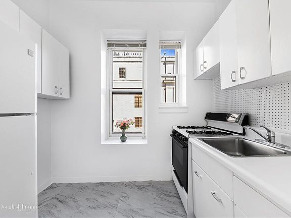 3rd image of 161 Henry St APT 2D