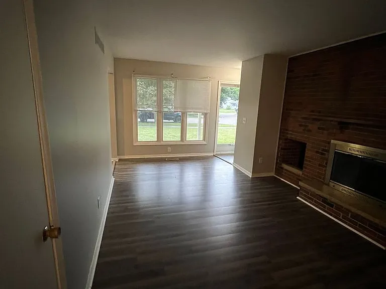 728 Meadowview Ln — Photo 8