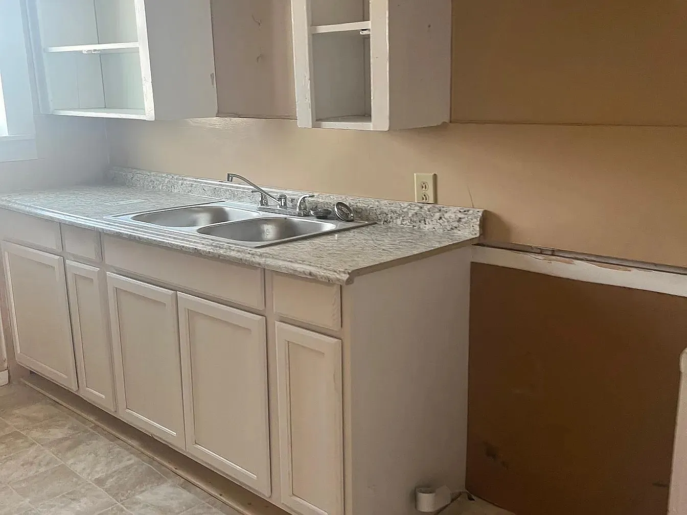 3 bed, 996 sqft, $1,000 — Photo 1