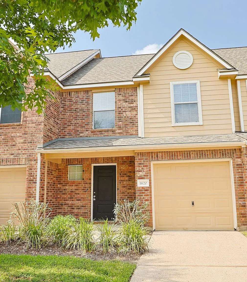 2 bed, 2.5 bath, 1305 sqft, $1,900 — Photo 1