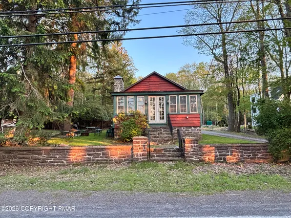 121 S Lake Dr, Lake Harmony, PA 18624