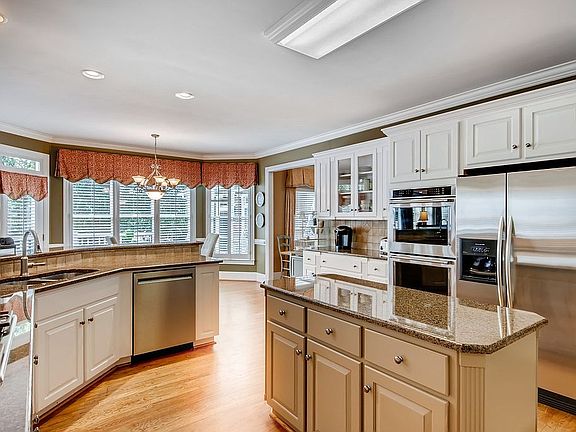 Kitchen w/Island