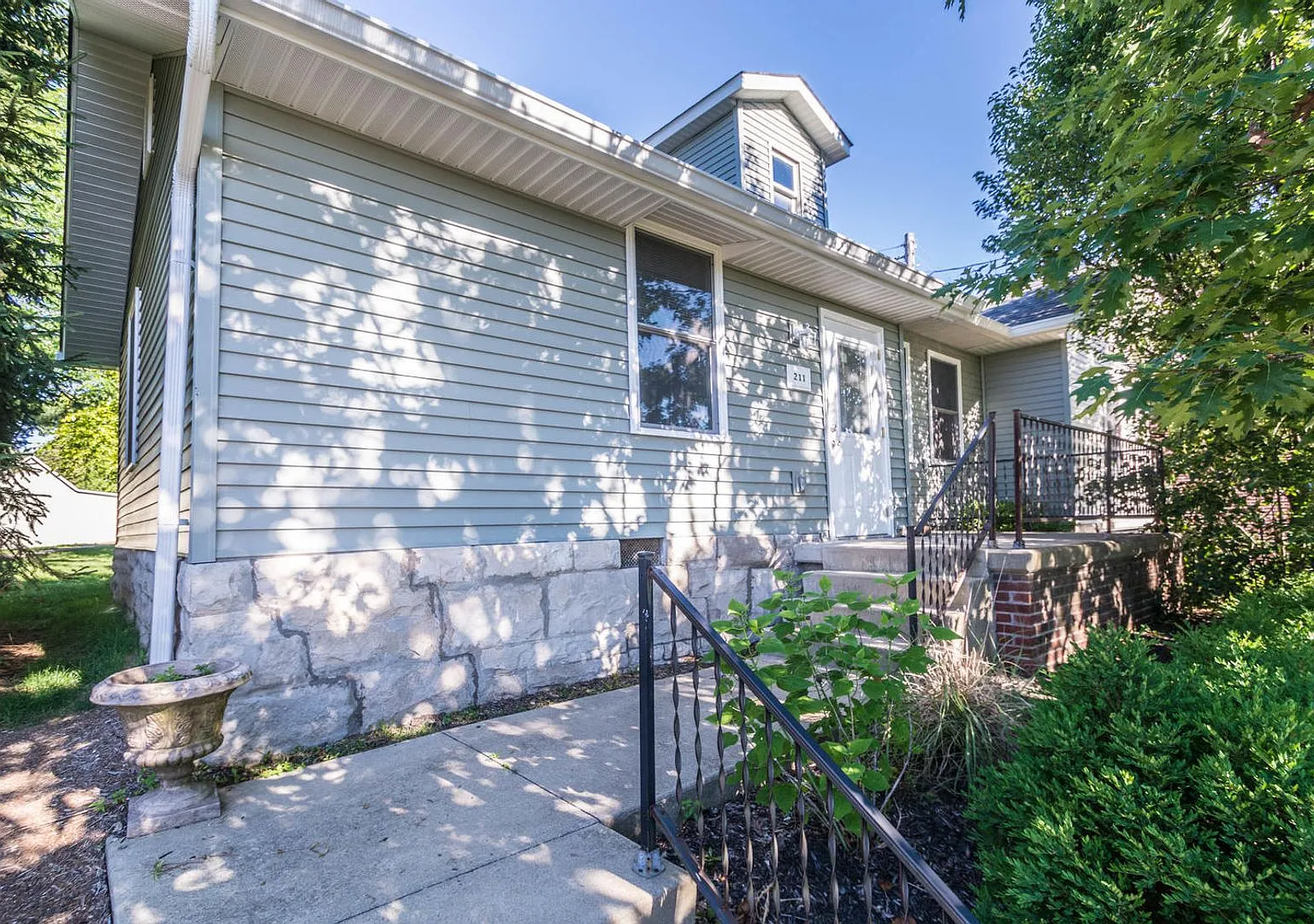 211 N Madison - 4Bed/2Bath - New Remodeled! — Photo 1